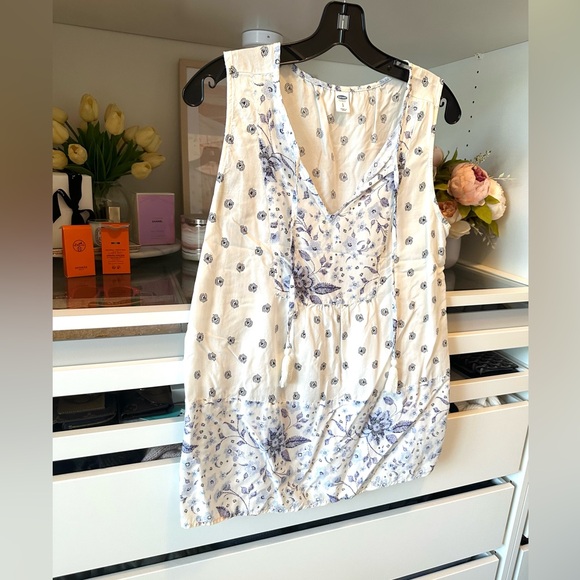 Old Navy sleeveless V-neck top - blue and white Lightweight for summer - Picture 2 of 8